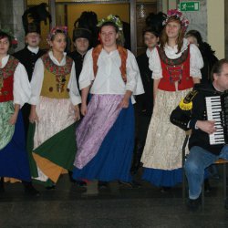 zespół z II LO wita gości