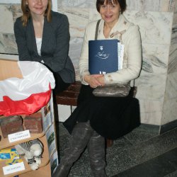 dyrektor Alina Cyfra (P) i organizatorka imprez Sylwia Mistewicz (L)
