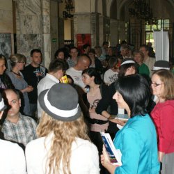 W oczekiwaniu na wejście do sali