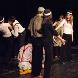 Grupa teatralna „Atelier” zaprezentowała spektakl „Dom na granicy” wg Sławomira Mrożka, który bardzo przypadł go gustu publiczności. Nic dziwnego, to tegoroczny zdobywcy Grand Prix na Festiwalu Młodzieży Szkolnej im. Norberta Kroczka