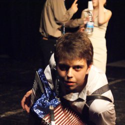 Grupa teatralna „Atelier” zaprezentowała spektakl „Dom na granicy” wg Sławomira Mrożka, który bardzo przypadł go gustu publiczności. Nic dziwnego, to tegoroczny zdobywcy Grand Prix na Festiwalu Młodzieży Szkolnej im. Norberta Kroczka