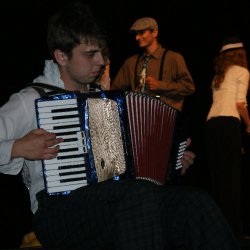 Grupa teatralna „Atelier” zaprezentowała spektakl „Dom na granicy” wg Sławomira Mrożka, który bardzo przypadł go gustu publiczności. Nic dziwnego, to tegoroczny zdobywcy Grand Prix na Festiwalu Młodzieży Szkolnej im. Norberta Kroczka