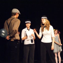Grupa teatralna „Atelier” zaprezentowała spektakl „Dom na granicy” wg Sławomira Mrożka, który bardzo przypadł go gustu publiczności. Nic dziwnego, to tegoroczny zdobywcy Grand Prix na Festiwalu Młodzieży Szkolnej im. Norberta Kroczka