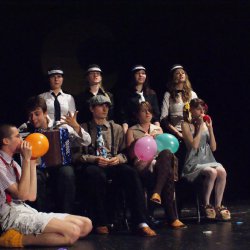 Grupa teatralna „Atelier” zaprezentowała spektakl „Dom na granicy” wg Sławomira Mrożka, który bardzo przypadł go gustu publiczności. Nic dziwnego, to tegoroczny zdobywcy Grand Prix na Festiwalu Młodzieży Szkolnej im. Norberta Kroczka