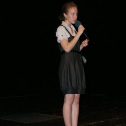 Izabela Matuła z koła recytatorskiego wykonała „Balladę katyńską” z repertuaru Jacka Kaczmarskiego
