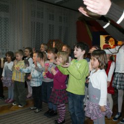 Mali artyści na zakończenie śpiewają dziadkom "Sto lat"