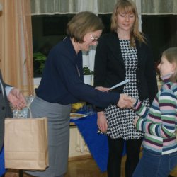 Nagrody laureatom wręczają p. Henryk Sikora, przedstawiciel MBP, przewodniczący komisji ekspertów oraz Aleksandra Harzowska, wicedyrektor OPP4 "CET".