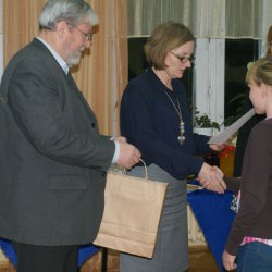 Nagrody laureatom wręczają p. Henryk Sikora, przedstawiciel MBP, przewodniczący komisji ekspertów oraz Aleksandra Harzowska, wicedyrektor OPP4 "CET".