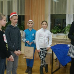 Przewodniczący jury uczniowskiego Grzegorz Smotarski i Natalia Kryus wręczają nagrodę specjalną.