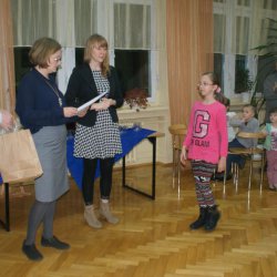 Nagrody laureatom wręczają p. Henryk Sikora, przedstawiciel MBP, przewodniczący komisji ekspertów oraz Aleksandra Harzowska, wicedyrektor OPP4 "CET".
