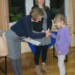 Nagrody laureatom wręczają p. Henryk Sikora, przedstawiciel MBP, przewodniczący komisji ekspertów oraz Aleksandra Harzowska, wicedyrektor OPP4 "CET".