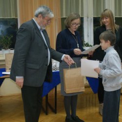 Nagrody laureatom wręczają p. Henryk Sikora, przedstawiciel MBP, przewodniczący komisji ekspertów oraz Aleksandra Harzowska, wicedyrektor OPP4 "CET".