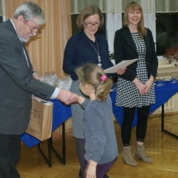 Nagrody laureatom wręczają p. Henryk Sikora, przedstawiciel MBP, przewodniczący komisji ekspertów oraz Aleksandra Harzowska, wicedyrektor OPP4 "CET".