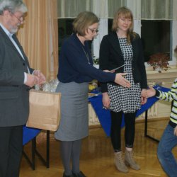 Nagrody laureatom wręczają p. Henryk Sikora, przedstawiciel MBP, przewodniczący komisji ekspertów oraz Aleksandra Harzowska, wicedyrektor OPP4 "CET".