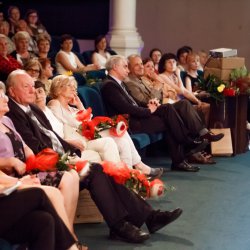 Widownia Teatru Nowego wypełniona gośćmi
