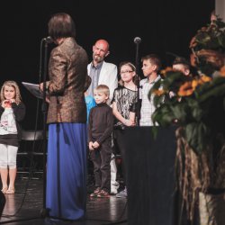 Po raz pierwszy na scenie  - mali gitarzyści w towarzystwie swojego mistrza p. Janusza Olszówki