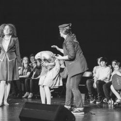Aktorzy, tancerze, wokaliści i gitarzyści wykonawcy spektaklu jubileuszowego