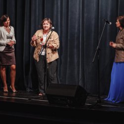 Statuetkę “laur rodzica” dla p. Monik Rogali Przewodniczącej Rady Rodziców wręcza p. Anna Solecka-Bacia Przewodnicząca Komisji Kultury i Dziedzictwa Rady Miasta Zabrze