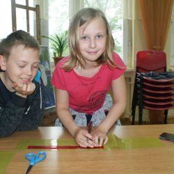 Wykonanie takiego latawca to nie lada sztuka! Uczestnicy warsztatów przy pracy