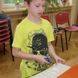 Wykonanie takiego latawca to nie lada sztuka! Uczestnicy warsztatów przy pracy