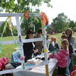 Poznawanie za pomocą zmysłów w "Kolorowym domku". Stoisko pani Reni i Agnieszki ze świetlicy "elf"