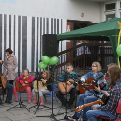 Występ koła gitarowego zapowiada instruktor, p. Janusz Olszówka.