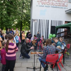 Przed publicznością prezentują się Fanki 1. Czy wśród nich są nasi przyszli reprezentanci na 	Mistrzostwach Świata?