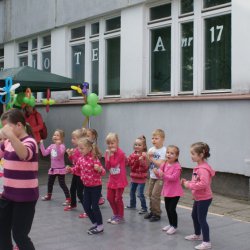 Przed publicznością prezentują się Fanki 1. Czy wśród nich są nasi przyszli reprezentanci na 	Mistrzostwach Świata?