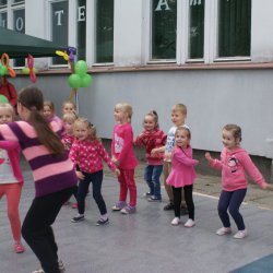 Przed publicznością prezentują się Fanki 1. Czy wśród nich są nasi przyszli reprezentanci na 	Mistrzostwach Świata?