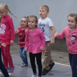 Przed publicznością prezentują się Fanki 1. Czy wśród nich są nasi przyszli reprezentanci na 	Mistrzostwach Świata?