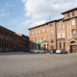 Plac Wyzwolenia, kiedyś mieściły się tu łaźnie miejskie. Te śliczne róże na elewacji budynku pochodzą wg legendy ze stroju Ślązaczki, w której zakochany był architekt. 