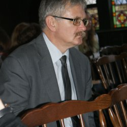 Publiczność zgromadzona w sali witrażowej MGW
