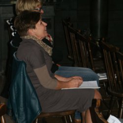 Publiczność zgromadzona w sali witrażowej MGW