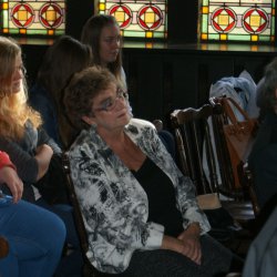 Publiczność zgromadzona w sali witrażowej MGW