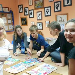 Przygotowanie wystawy przez uczniów koła "Śląskie bery i legendy"
