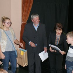 Nagrody laureatom i podziękowania ich opiekunom wręczają p. H. Sikora i p. Alina Cyfra, dyrektor OPP4 "CET".