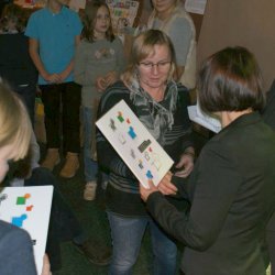 Nagrody laureatom i podziękowania ich opiekunom wręczają p. H. Sikora i p. Alina Cyfra, dyrektor OPP4 "CET".