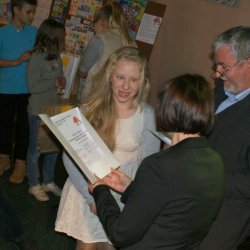 Nagrody laureatom i podziękowania ich opiekunom wręczają p. H. Sikora i p. Alina Cyfra, dyrektor OPP4 "CET".