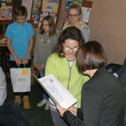 Nagrody laureatom i podziękowania ich opiekunom wręczają p. H. Sikora i p. Alina Cyfra, dyrektor OPP4 "CET".