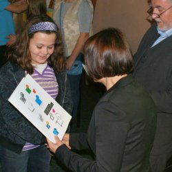 Nagrody laureatom i podziękowania ich opiekunom wręczają p. H. Sikora i p. Alina Cyfra, dyrektor OPP4 "CET".