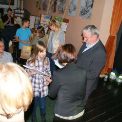 Nagrody laureatom i podziękowania ich opiekunom wręczają p. H. Sikora i p. Alina Cyfra, dyrektor OPP4 "CET".