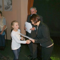 Nagrody laureatom i podziękowania ich opiekunom wręczają p. H. Sikora i p. Alina Cyfra, dyrektor OPP4 "CET".