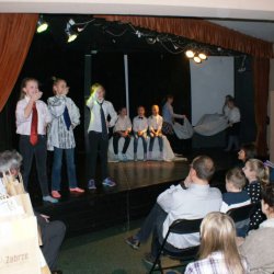 Koło teatralne Pracownia w prapremierze przedstawienia "Święta u Mikołaja". Scenariusz i reżyseria Nina Wolska-Pruszowska.