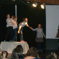 Koło teatralne Pracownia w prapremierze przedstawienia "Święta u Mikołaja". Scenariusz i reżyseria Nina Wolska-Pruszowska.