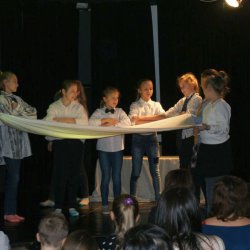 Koło teatralne Pracownia w prapremierze przedstawienia "Święta u Mikołaja". Scenariusz i reżyseria Nina Wolska-Pruszowska.