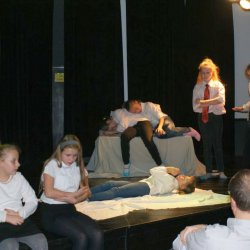 Koło teatralne Pracownia w prapremierze przedstawienia "Święta u Mikołaja". Scenariusz i reżyseria Nina Wolska-Pruszowska.
