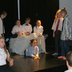 Koło teatralne Pracownia w prapremierze przedstawienia "Święta u Mikołaja". Scenariusz i reżyseria Nina Wolska-Pruszowska.