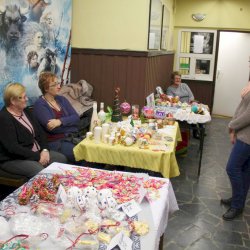 Kiermasz prac wykonanych przez koła haftu, świetlicę "elf" oraz koło "Mamo, tato, uśmiechnij się". 