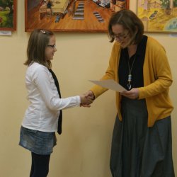 Panie Elżbieta Grodek - koordynator imprezy i Aleksandra Harzowska - wicedyrektor OPP4 "CET" wręczają nagrody.