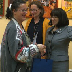 Panie Elżbieta Grodek - koordynator imprezy i Aleksandra Harzowska - wicedyrektor OPP4 "CET" wręczają nagrody.